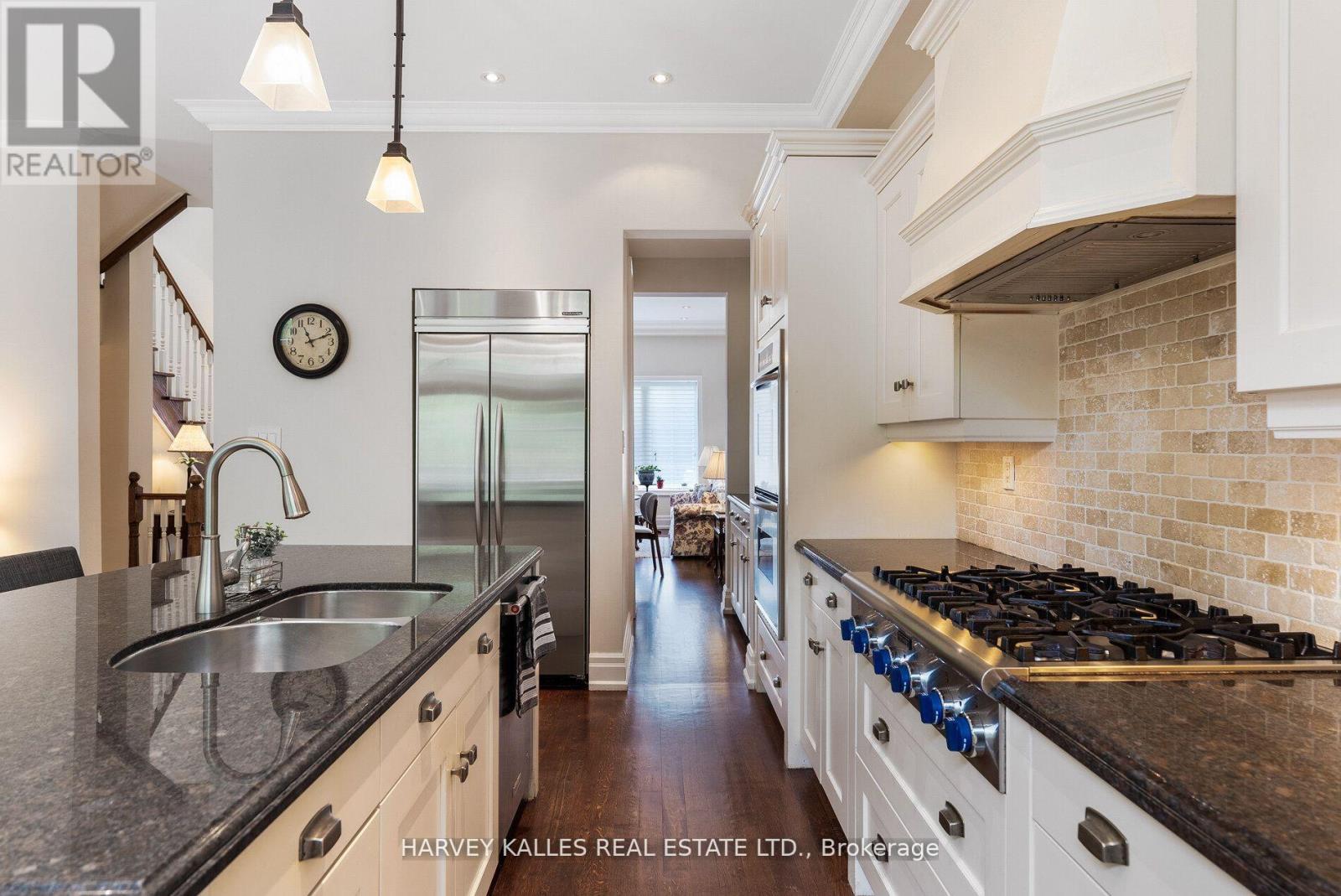 12 Reid Manor, Toronto, Ontario  M8Y 2H7 - Photo 13 - W12924032