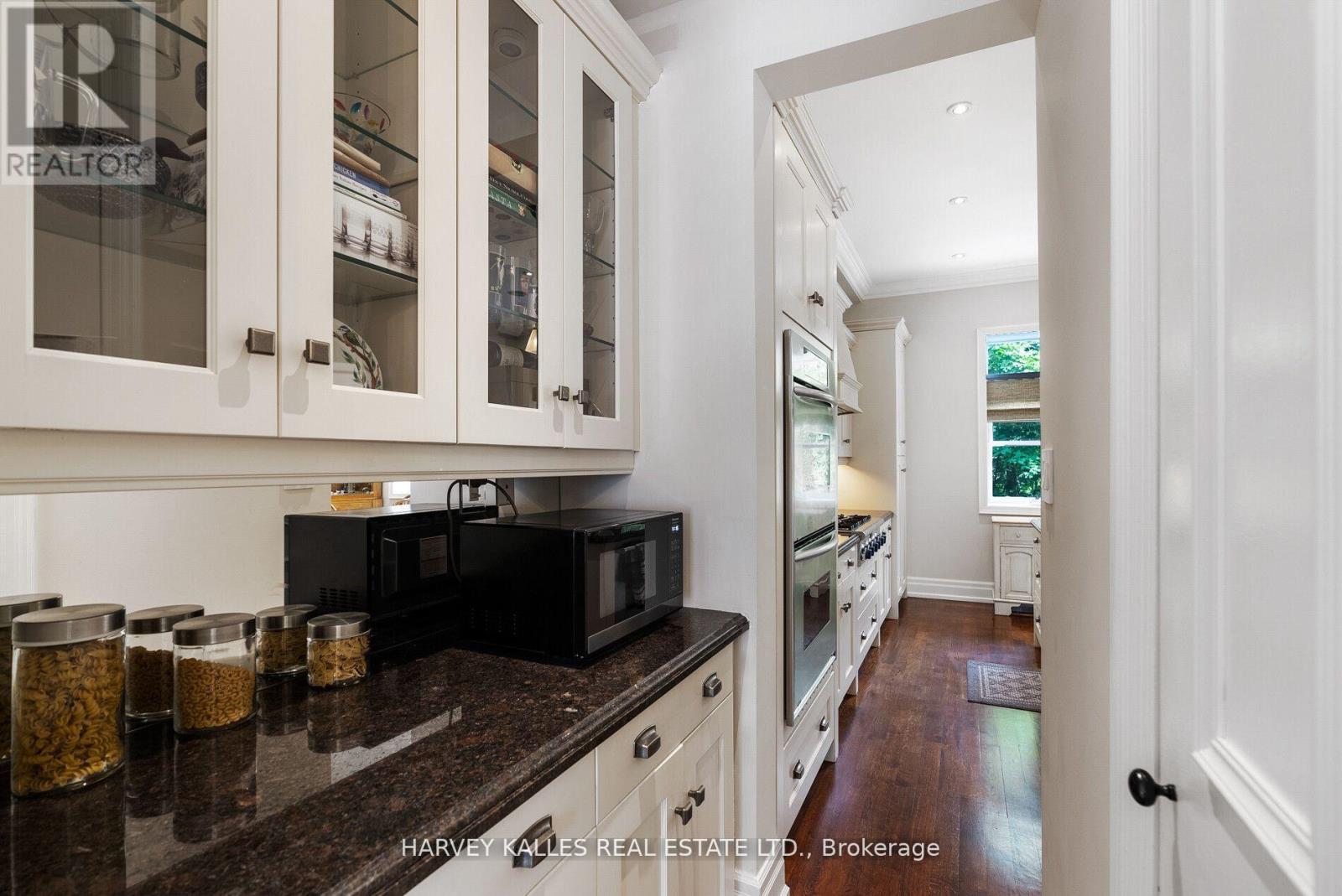 12 Reid Manor, Toronto, Ontario  M8Y 2H7 - Photo 14 - W12924032