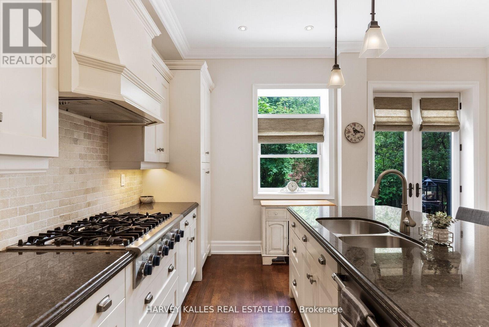 12 Reid Manor, Toronto, Ontario  M8Y 2H7 - Photo 15 - W12924032