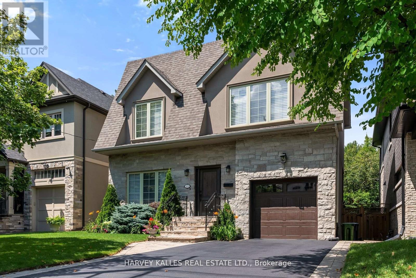 12 Reid Manor, Toronto, Ontario  M8Y 2H7 - Photo 2 - W12924032