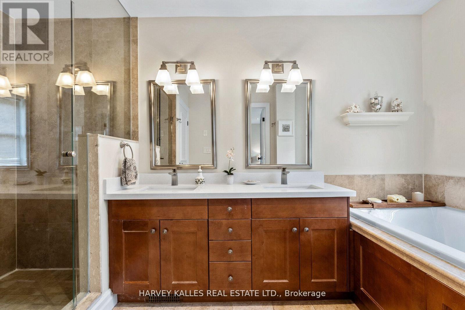 12 Reid Manor, Toronto, Ontario  M8Y 2H7 - Photo 21 - W12924032