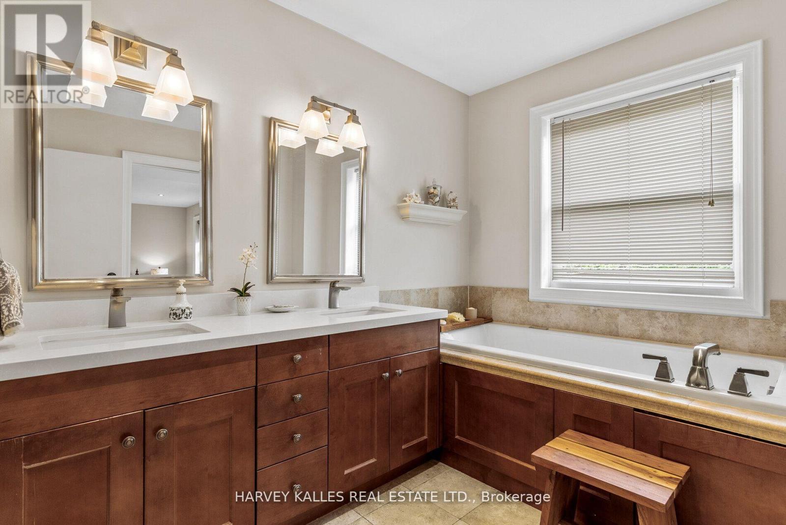 12 Reid Manor, Toronto, Ontario  M8Y 2H7 - Photo 22 - W12924032