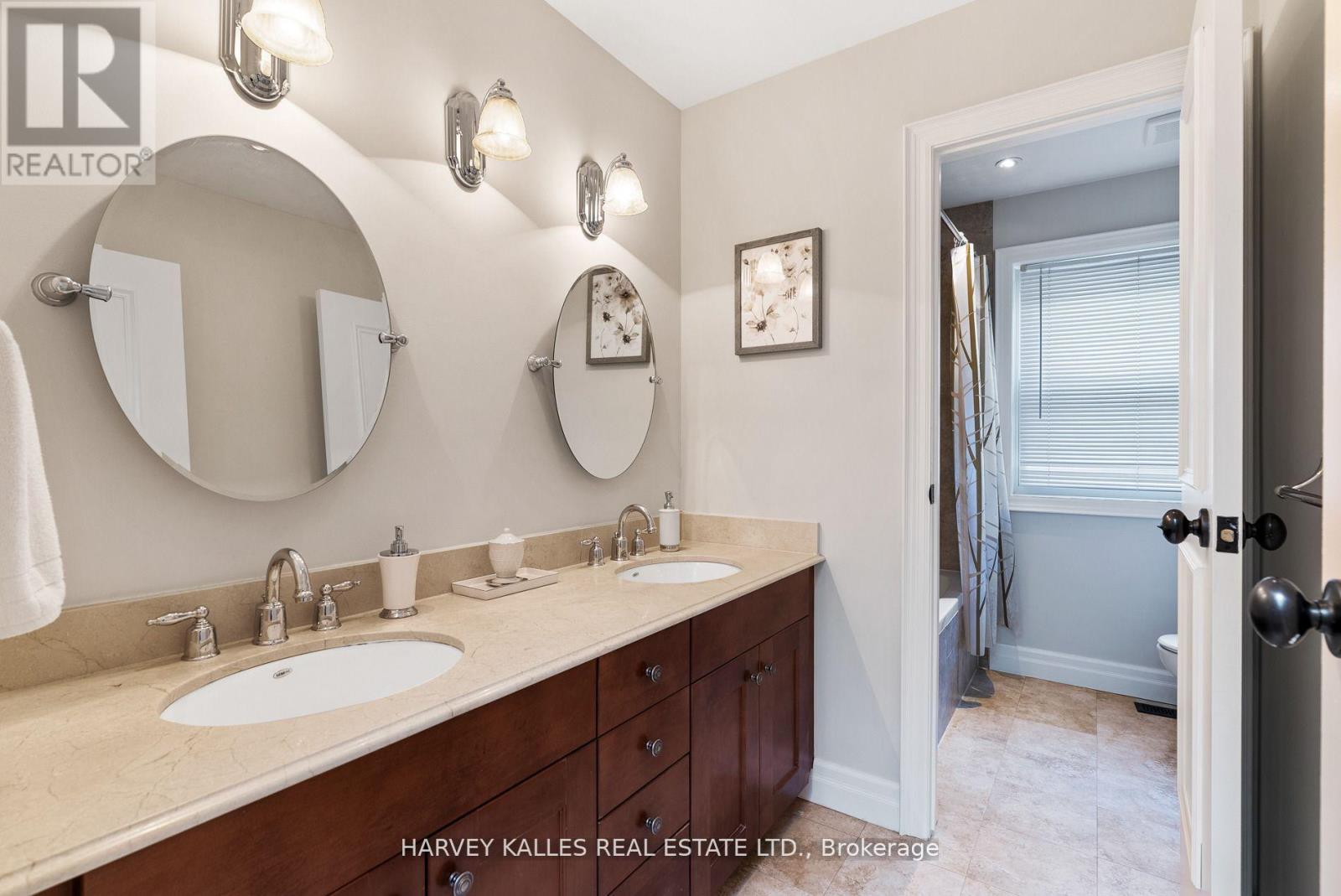 12 Reid Manor, Toronto, Ontario  M8Y 2H7 - Photo 27 - W12924032