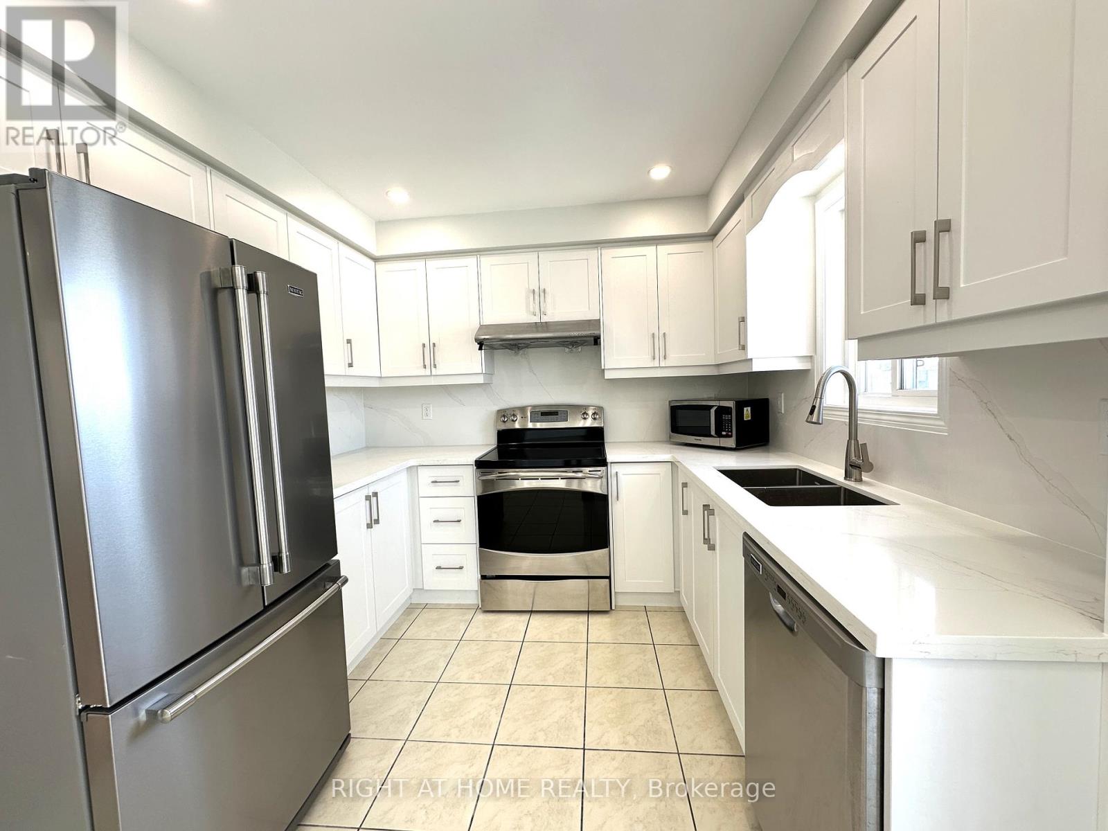 56 Longueuil Place, Whitby, Ontario  L1R 3H1 - Photo 3 - E12847578