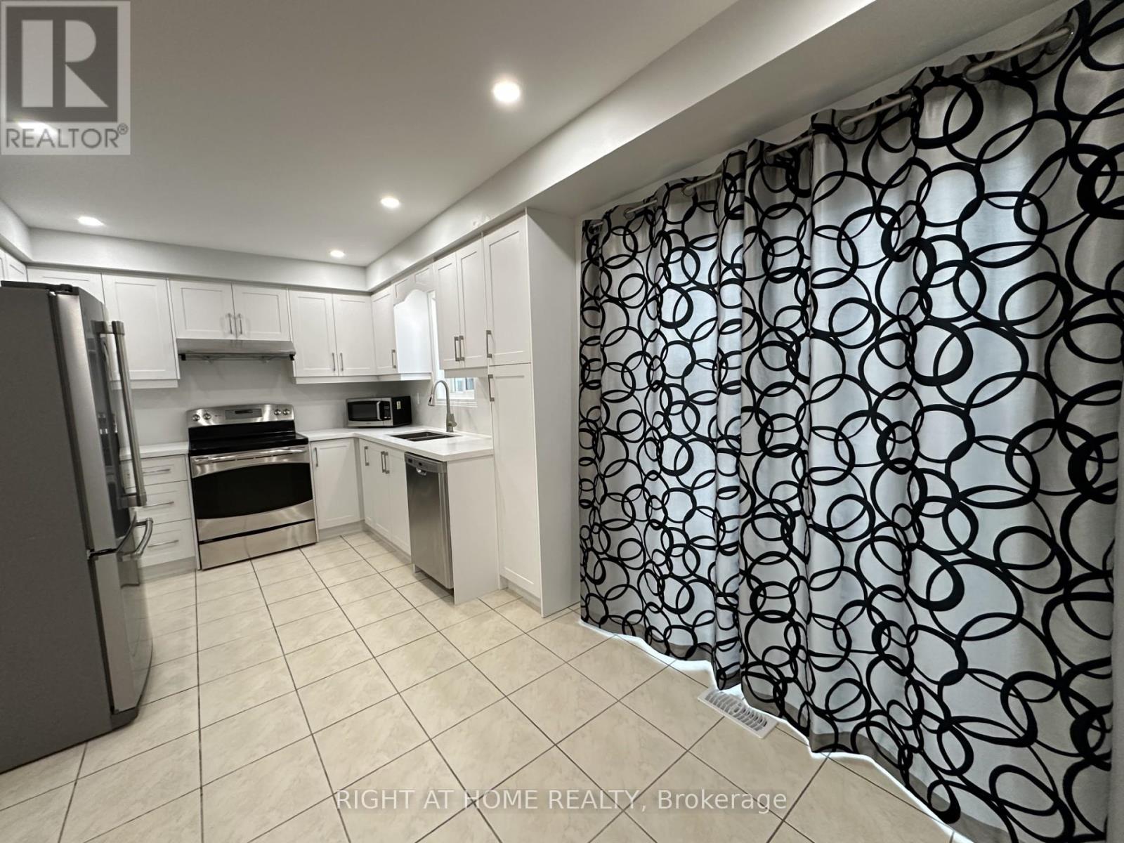 56 Longueuil Place, Whitby, Ontario  L1R 3H1 - Photo 4 - E12847578