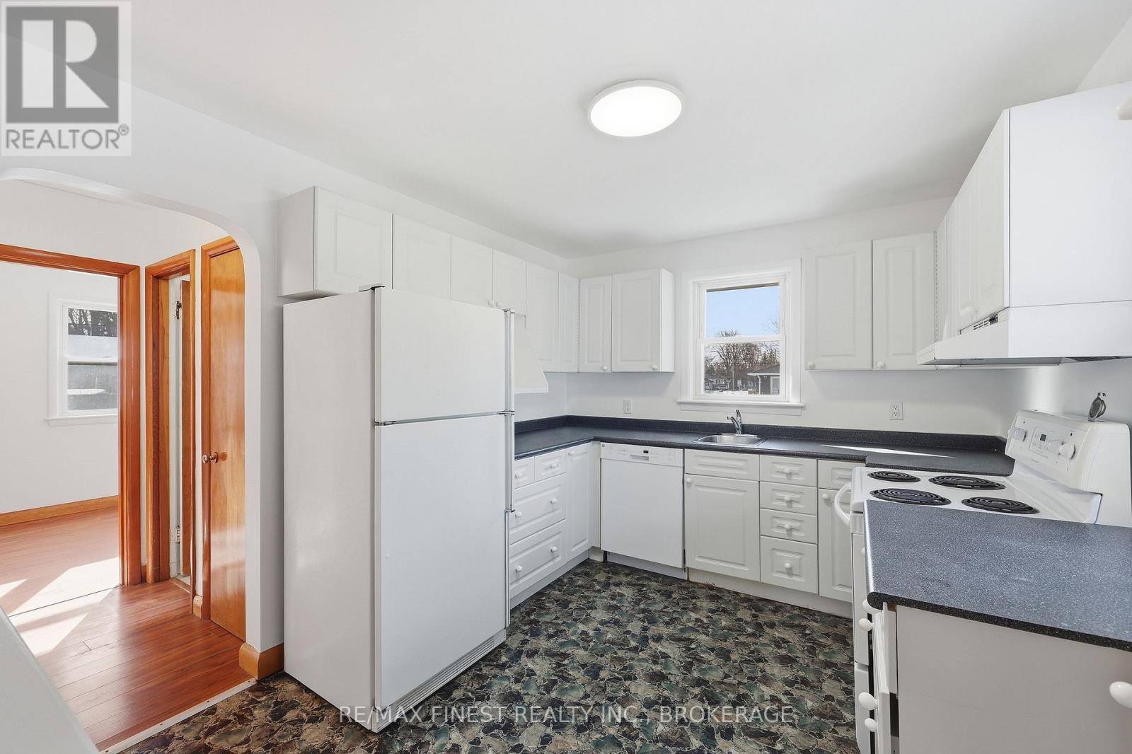 39 Lennox Street, Kingston, Ontario  K7M 4S3 - Photo 11 - X12923484