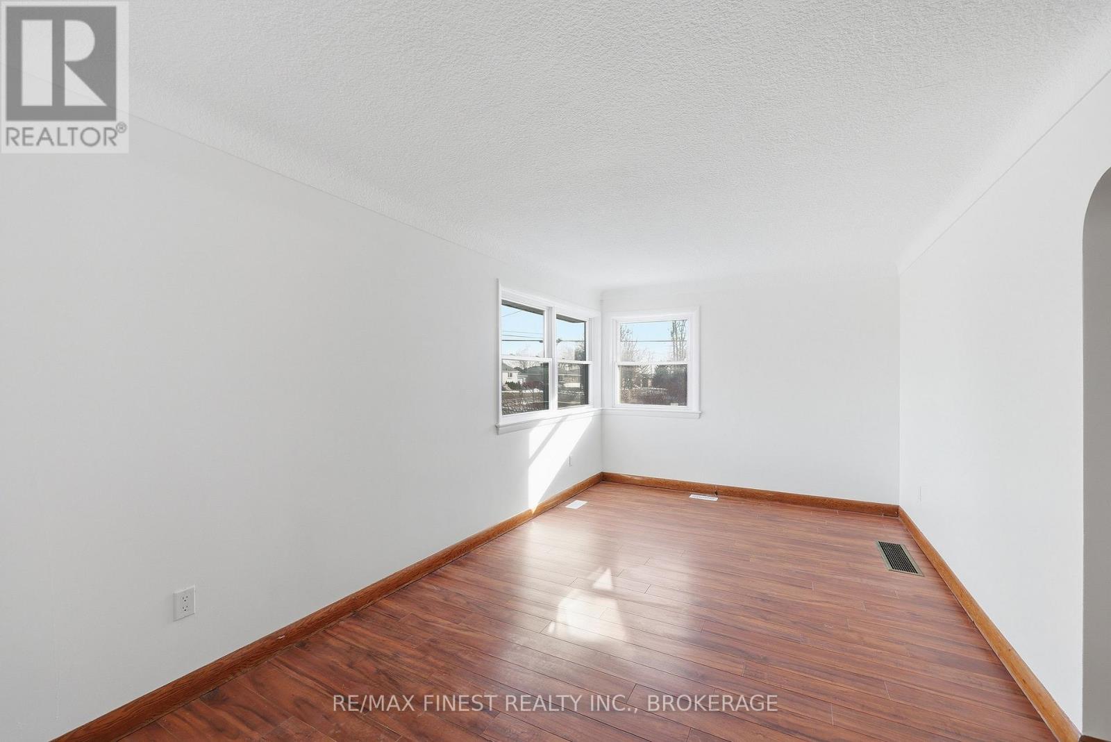 39 Lennox Street, Kingston, Ontario  K7M 4S3 - Photo 7 - X12923484