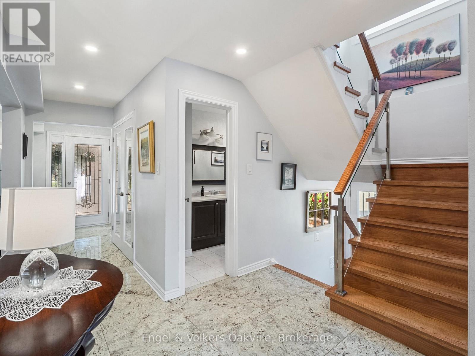 2215 Springfield Court, Mississauga, Ontario  L5K 1V3 - Photo 15 - W12924118