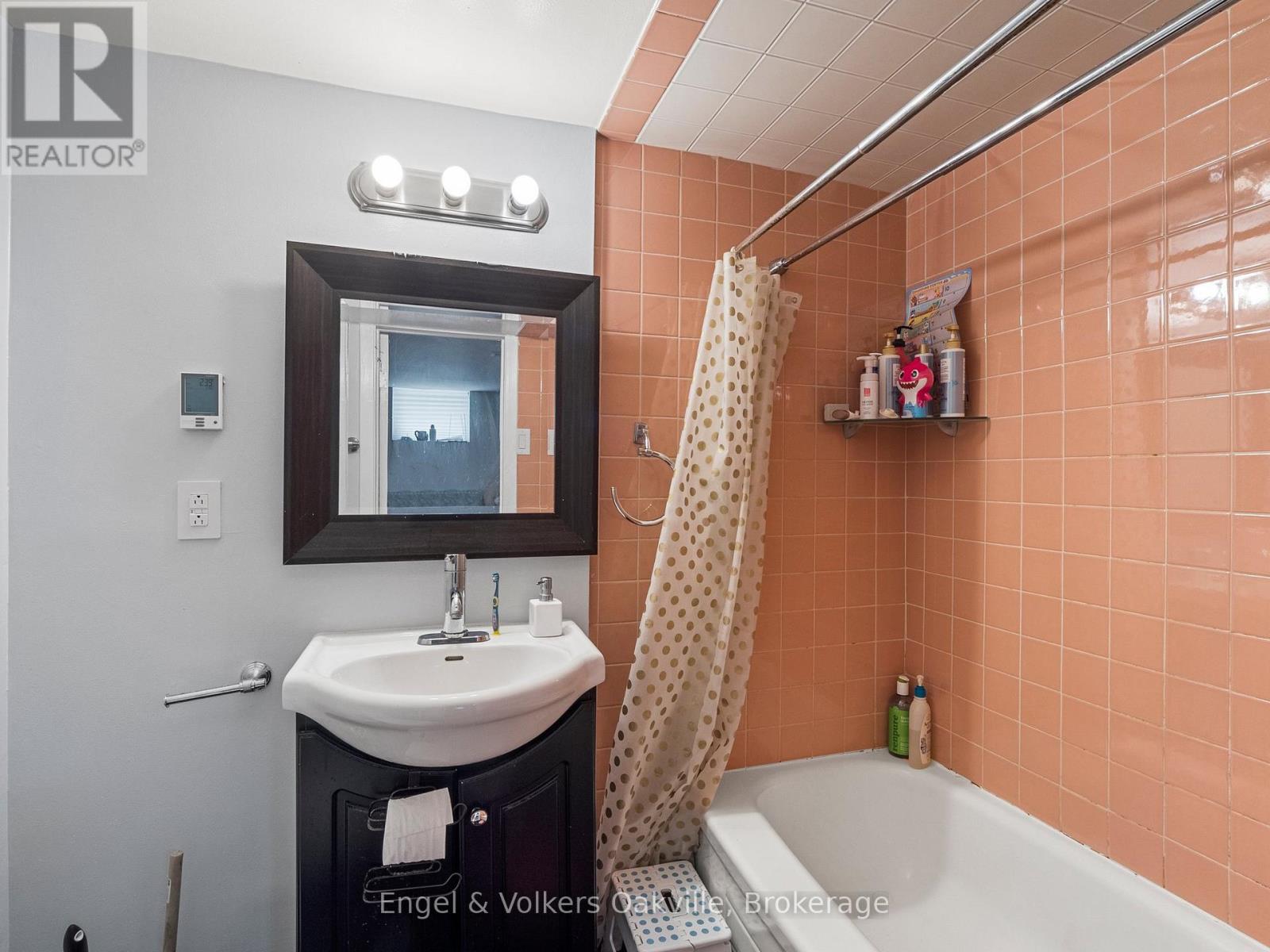 2215 Springfield Court, Mississauga, Ontario  L5K 1V3 - Photo 32 - W12924118