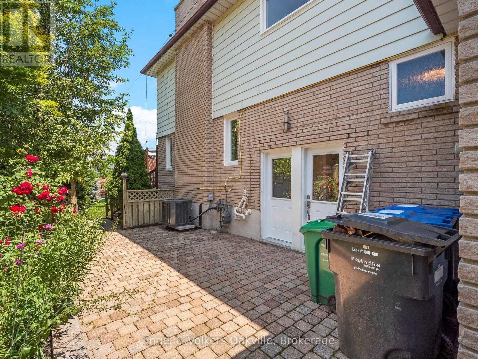 2215 Springfield Court, Mississauga, Ontario  L5K 1V3 - Photo 33 - W12924118