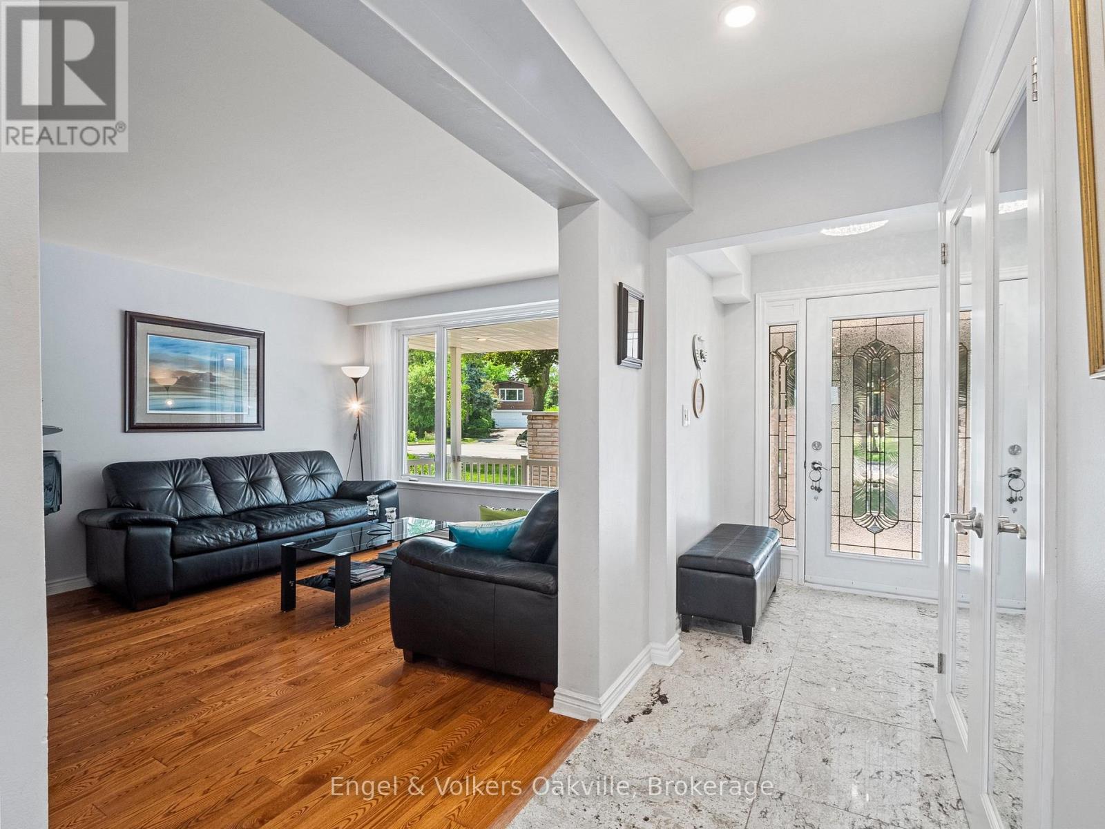 2215 Springfield Court, Mississauga, Ontario  L5K 1V3 - Photo 5 - W12924118