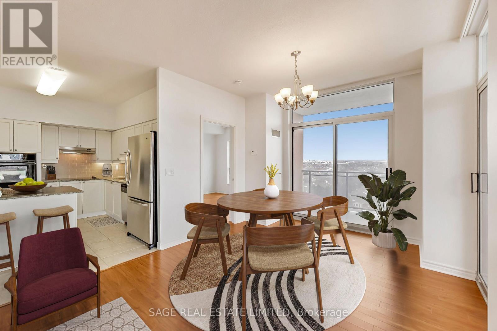 902 - 810 Scollard Court, Mississauga, Ontario  L5V 0A4 - Photo 6 - W12909746