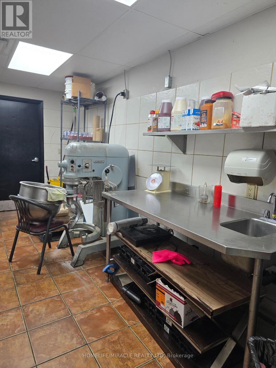 B - 18 Market Street, Brantford, Ontario  N3T 2Z5 - Photo 5 - X12918328