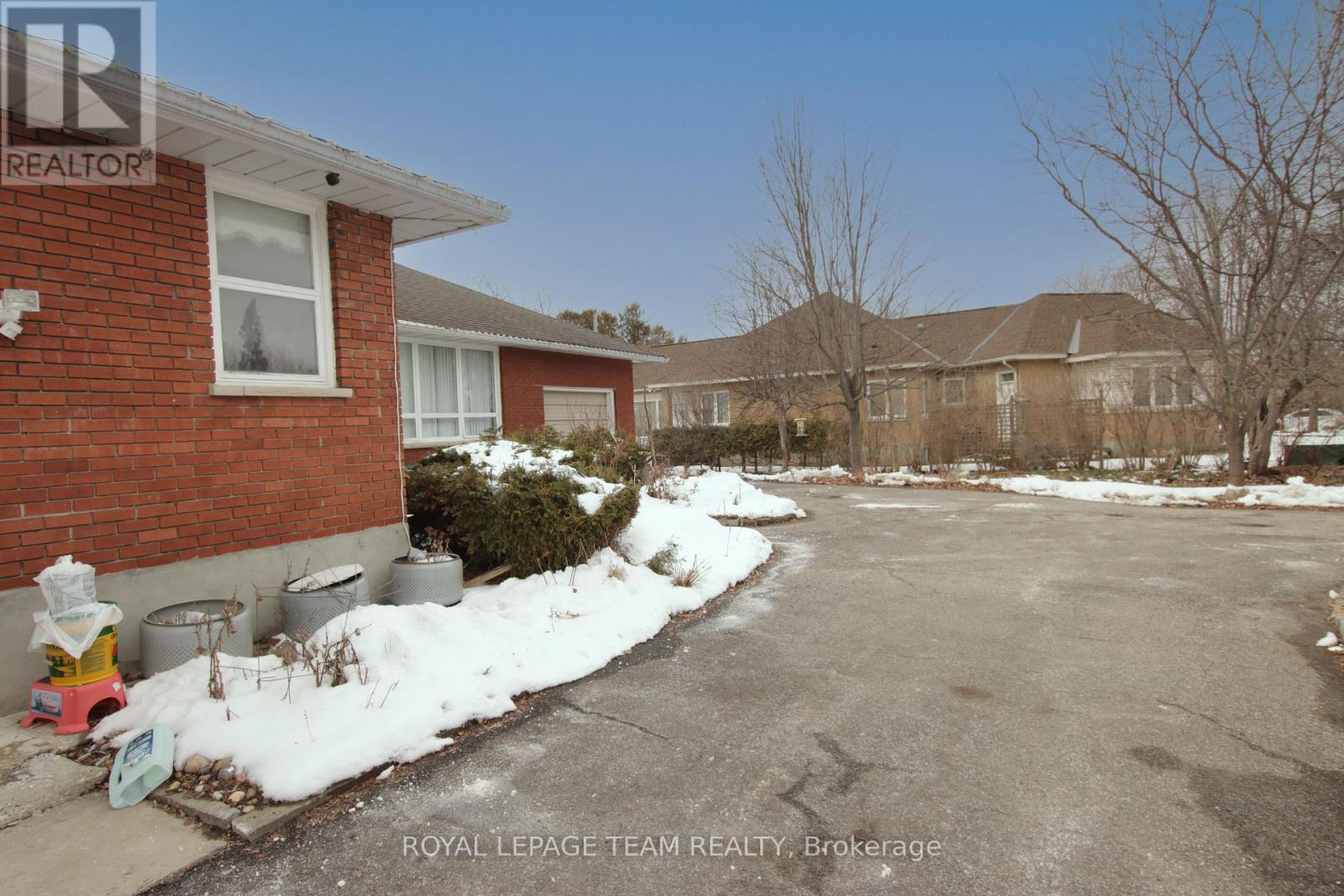 45 Capilano Drive, Ottawa, Ontario  K2E 6G5 - Photo 5 - X12924102