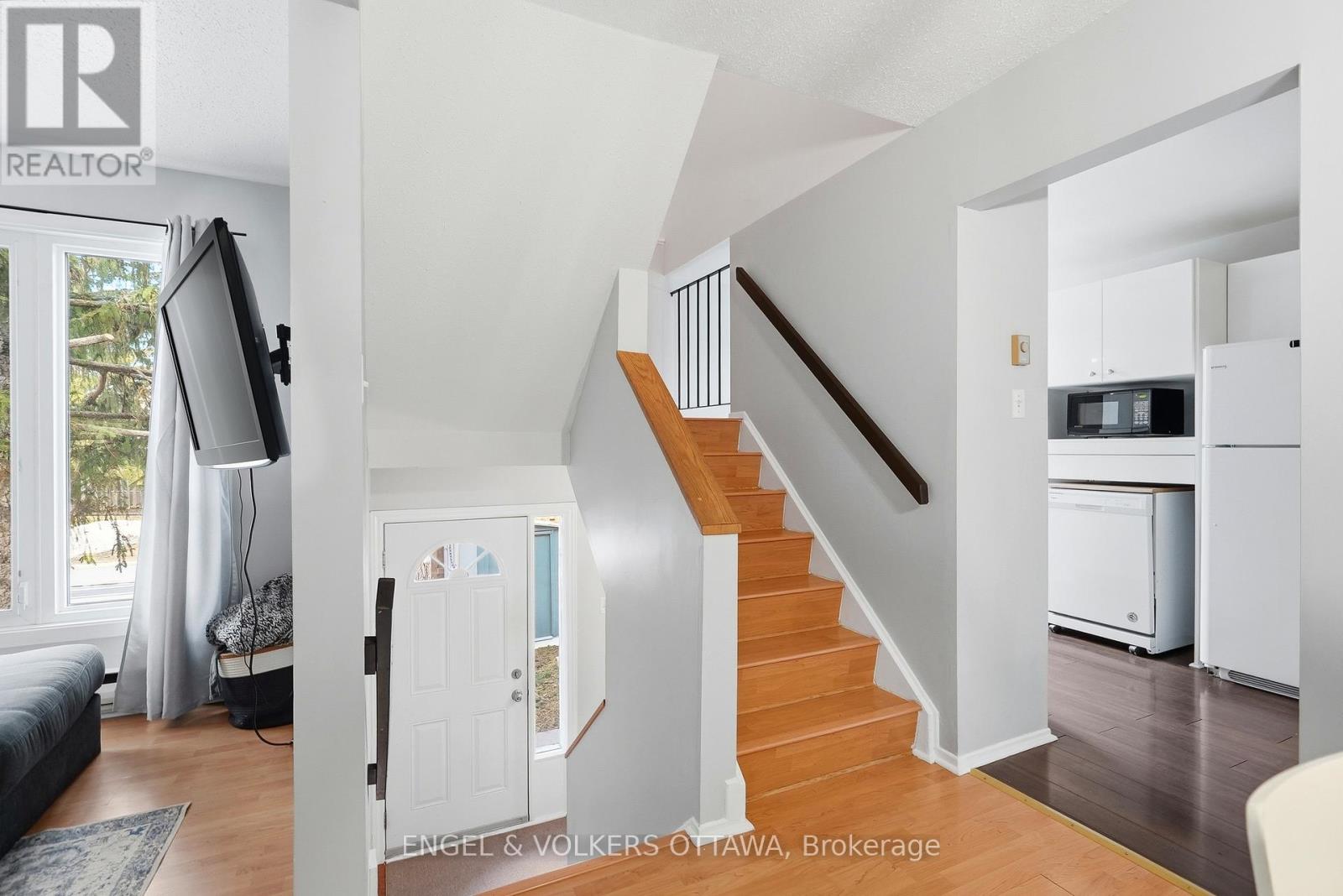 7 - 122 Salter Crescent, Ottawa, Ontario  K2K 1Y7 - Photo 4 - X12924110