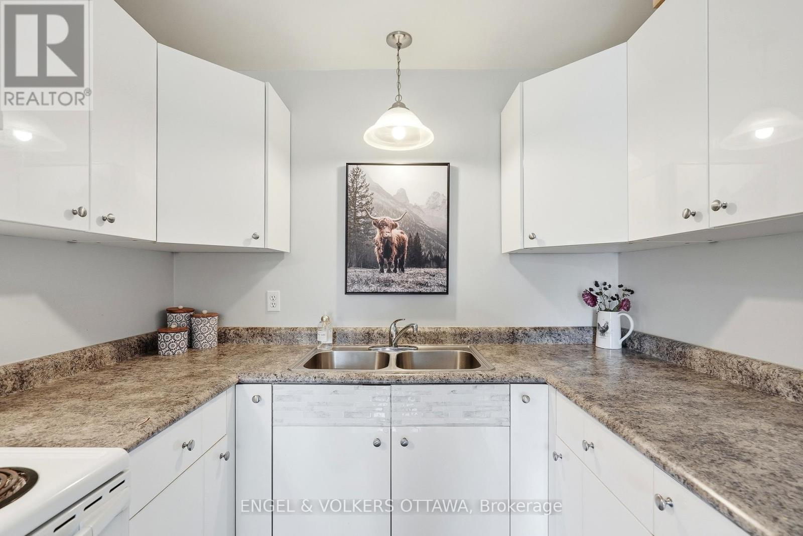 7 - 122 Salter Crescent, Ottawa, Ontario  K2K 1Y7 - Photo 8 - X12924110