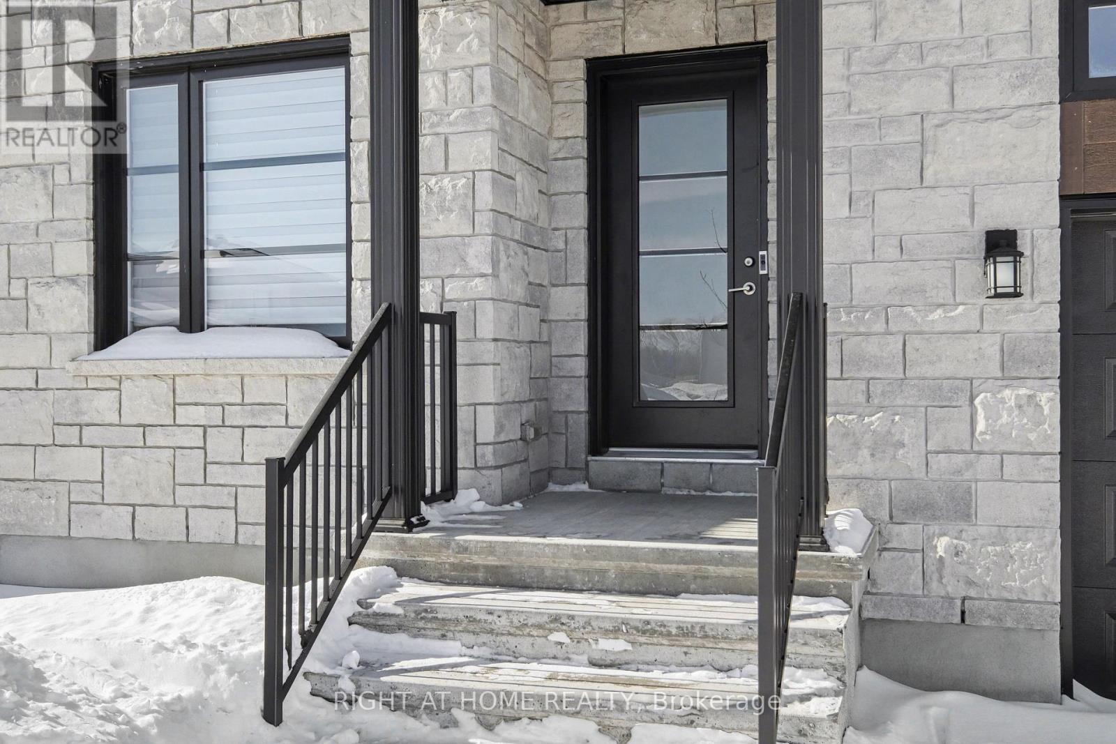 429 Aurora Street, Russell, Ontario  K4R 0L3 - Photo 3 - X12924266