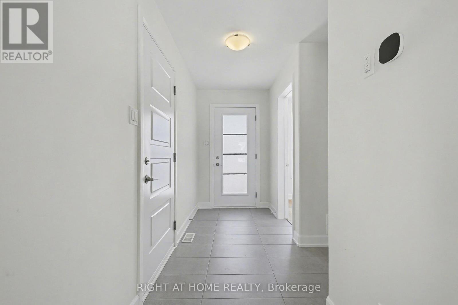 429 Aurora Street, Russell, Ontario  K4R 0L3 - Photo 4 - X12924266