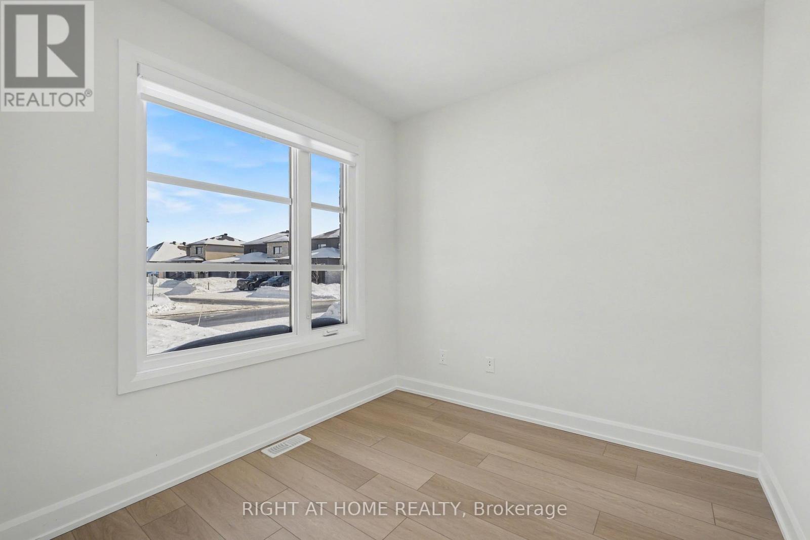 429 Aurora Street, Russell, Ontario  K4R 0L3 - Photo 5 - X12924266