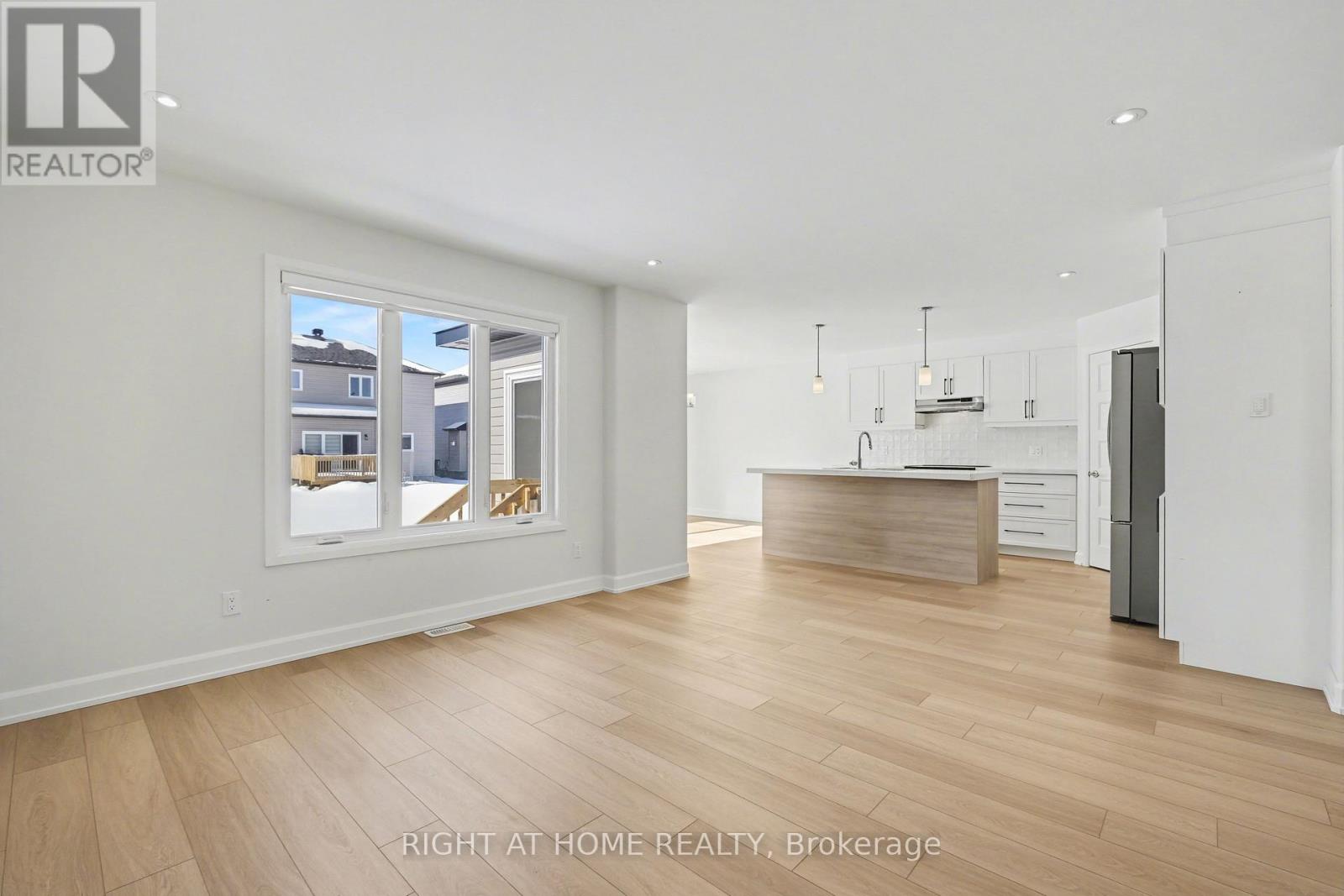 429 Aurora Street, Russell, Ontario  K4R 0L3 - Photo 9 - X12924266