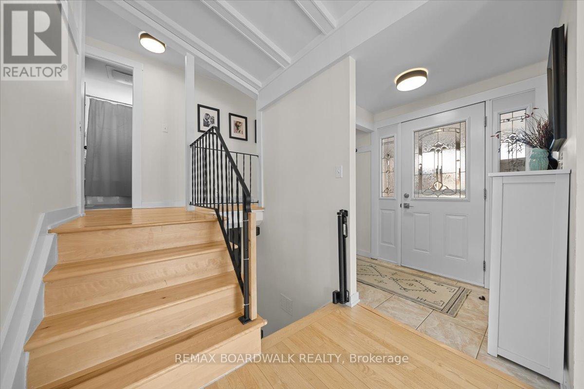 373 Hatfield Crescent, Ottawa, Ontario  K1E 1M6 - Photo 3 - X12924286