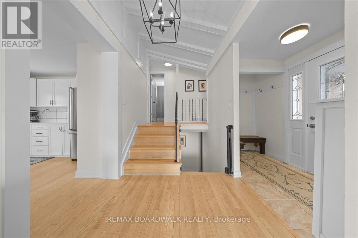 373 Hatfield Crescent, Ottawa, Ontario  K1E 1M6 - Photo 4 - X12924286