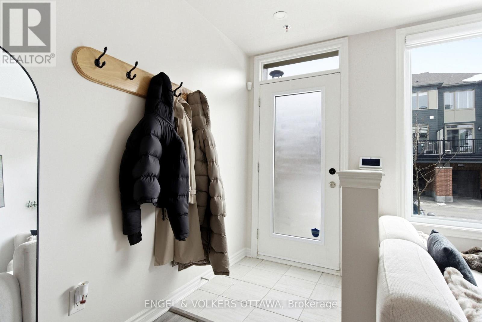 808 Kiniw Private, Ottawa, Ontario  K1K 5A4 - Photo 3 - X12924394