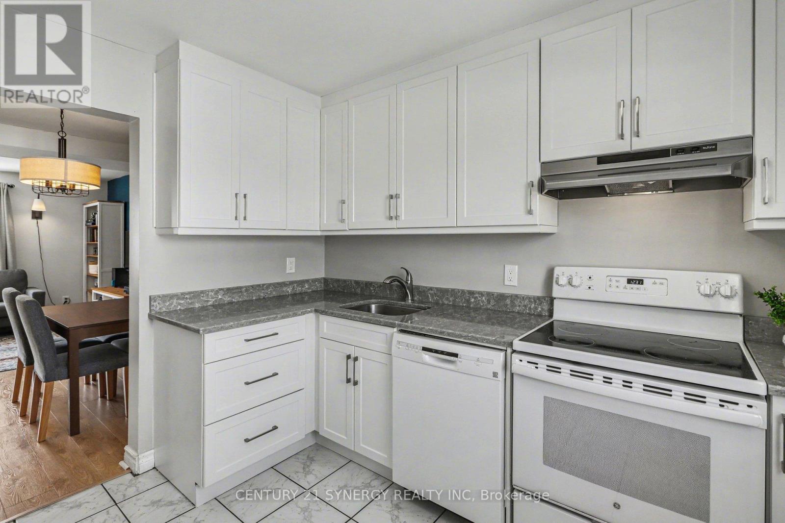 2004 Greenway Park Lane, Ottawa, Ontario  K1B 5A8 - Photo 10 - X12924406