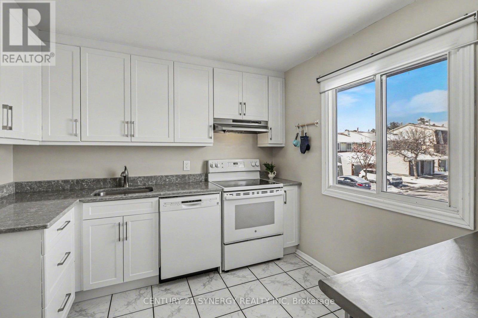 2004 Greenway Park Lane, Ottawa, Ontario  K1B 5A8 - Photo 11 - X12924406