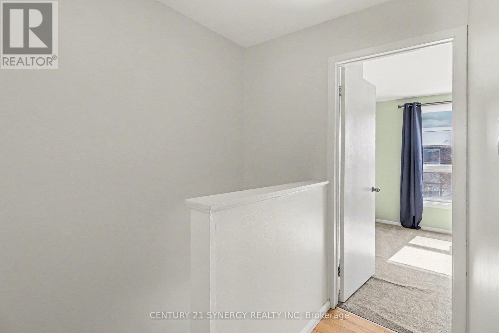 2004 Greenway Park Lane, Ottawa, Ontario  K1B 5A8 - Photo 14 - X12924406