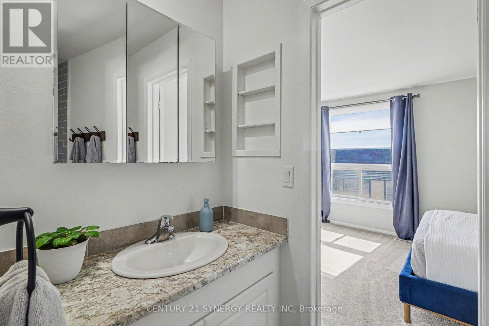 2004 Greenway Park Lane, Ottawa, Ontario  K1B 5A8 - Photo 19 - X12924406