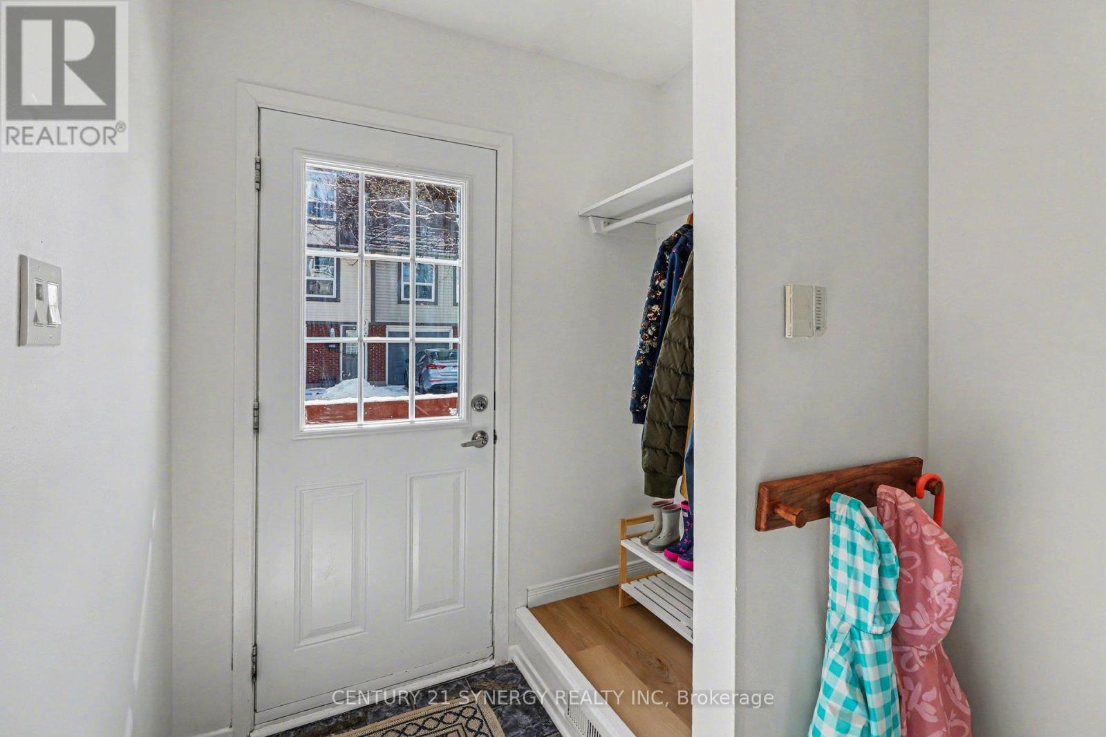 2004 Greenway Park Lane, Ottawa, Ontario  K1B 5A8 - Photo 3 - X12924406