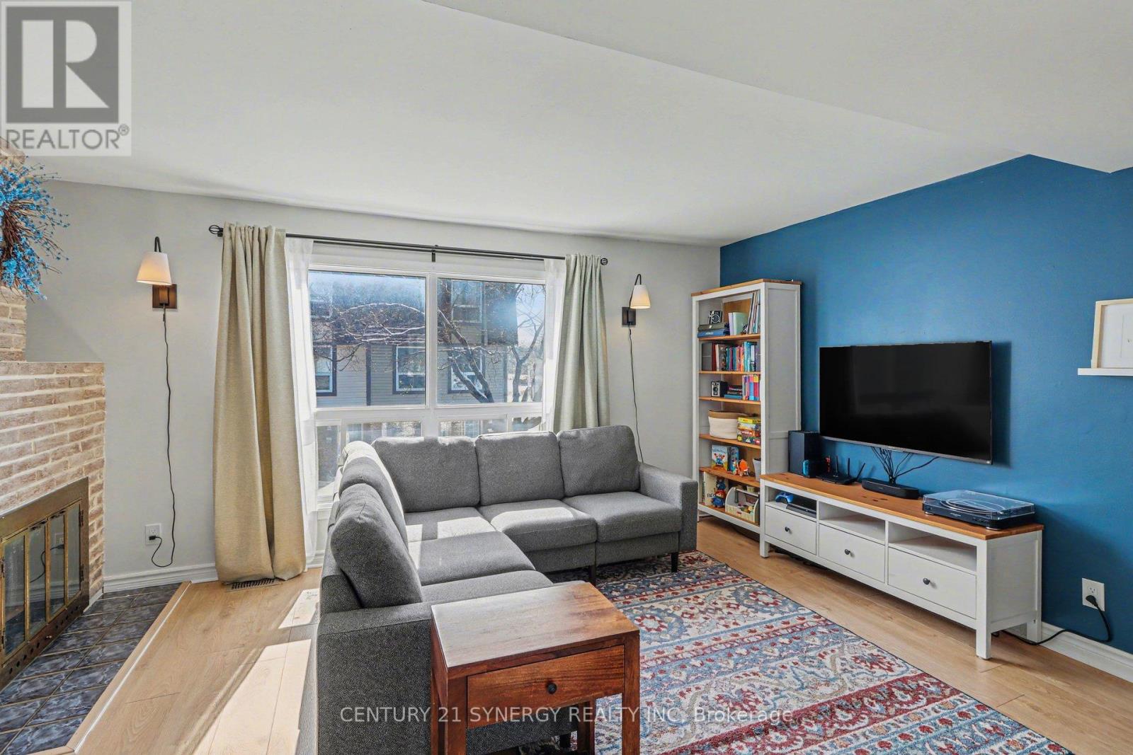 2004 Greenway Park Lane, Ottawa, Ontario  K1B 5A8 - Photo 4 - X12924406