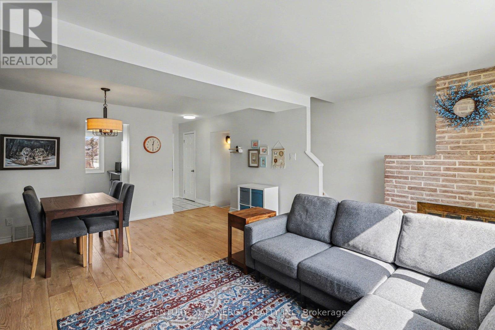 2004 Greenway Park Lane, Ottawa, Ontario  K1B 5A8 - Photo 5 - X12924406