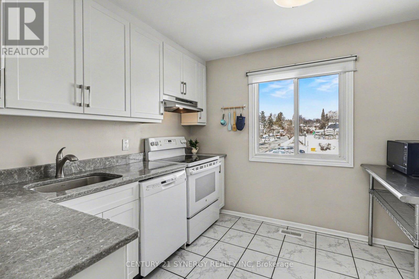 2004 Greenway Park Lane, Ottawa, Ontario  K1B 5A8 - Photo 9 - X12924406