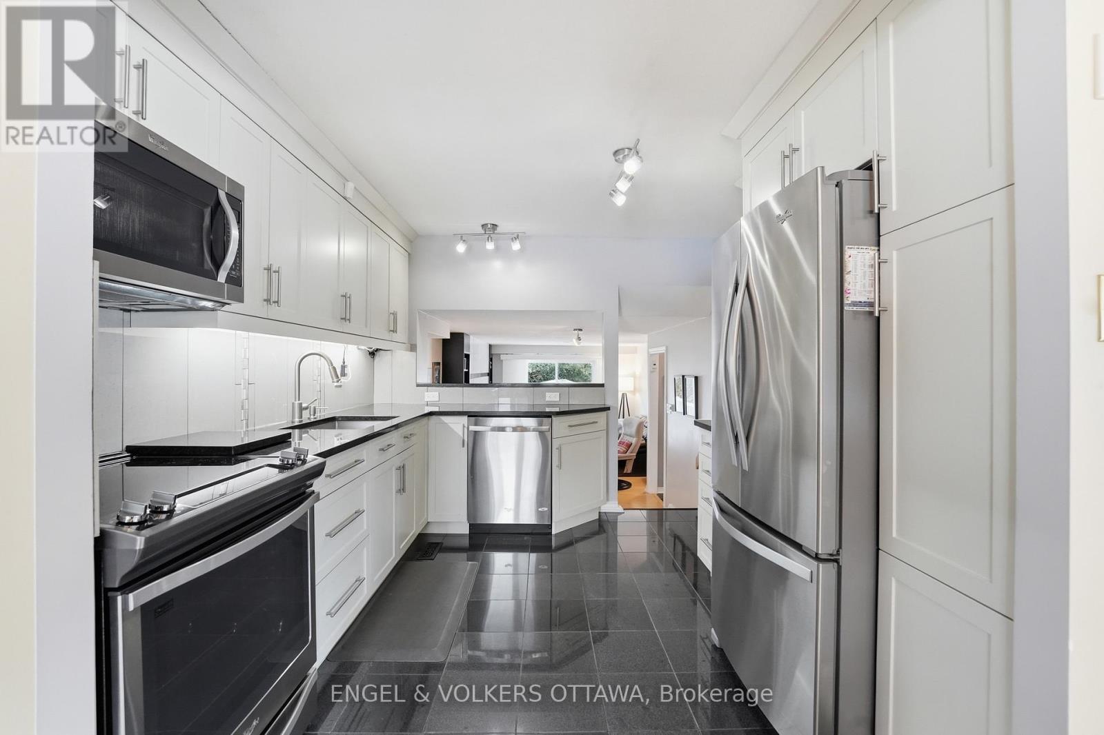 113 Benlea Drive, Ottawa, Ontario  K2G 3V3 - Photo 16 - X12924408