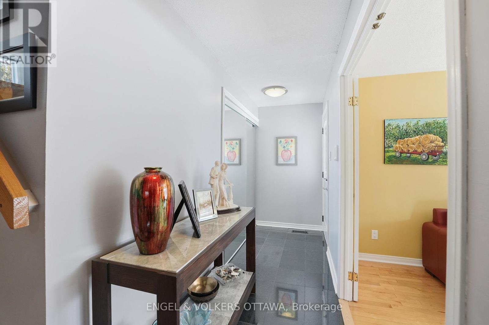 113 Benlea Drive, Ottawa, Ontario  K2G 3V3 - Photo 5 - X12924408