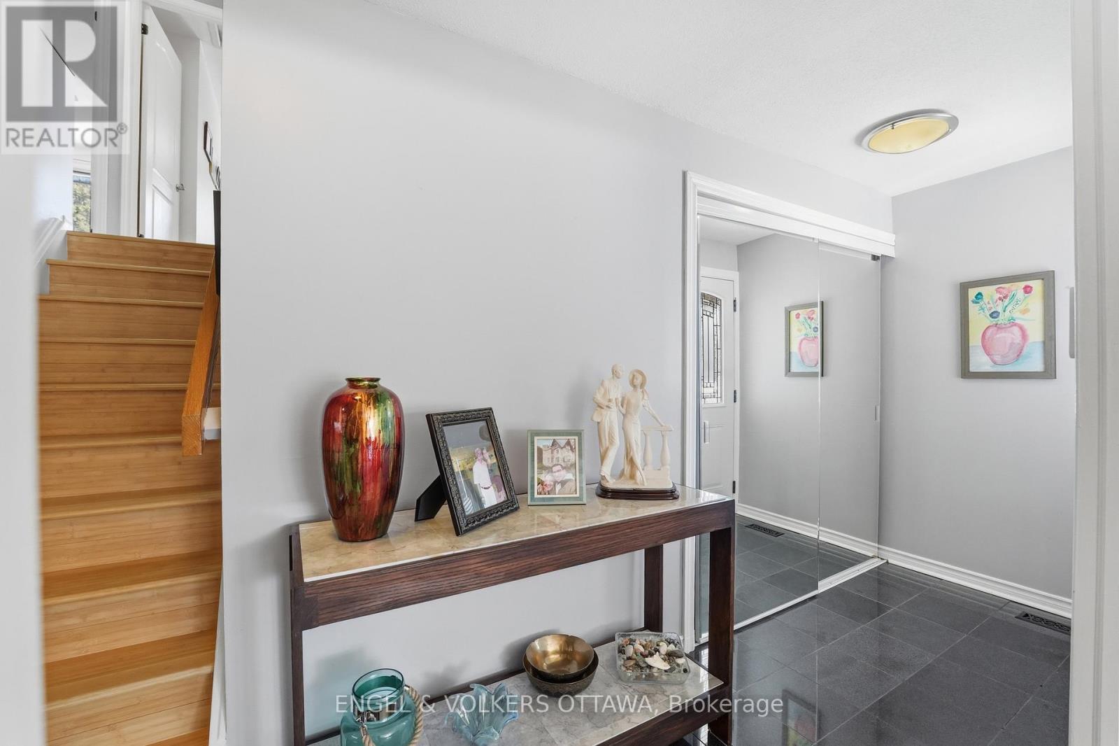 113 Benlea Drive, Ottawa, Ontario  K2G 3V3 - Photo 6 - X12924408