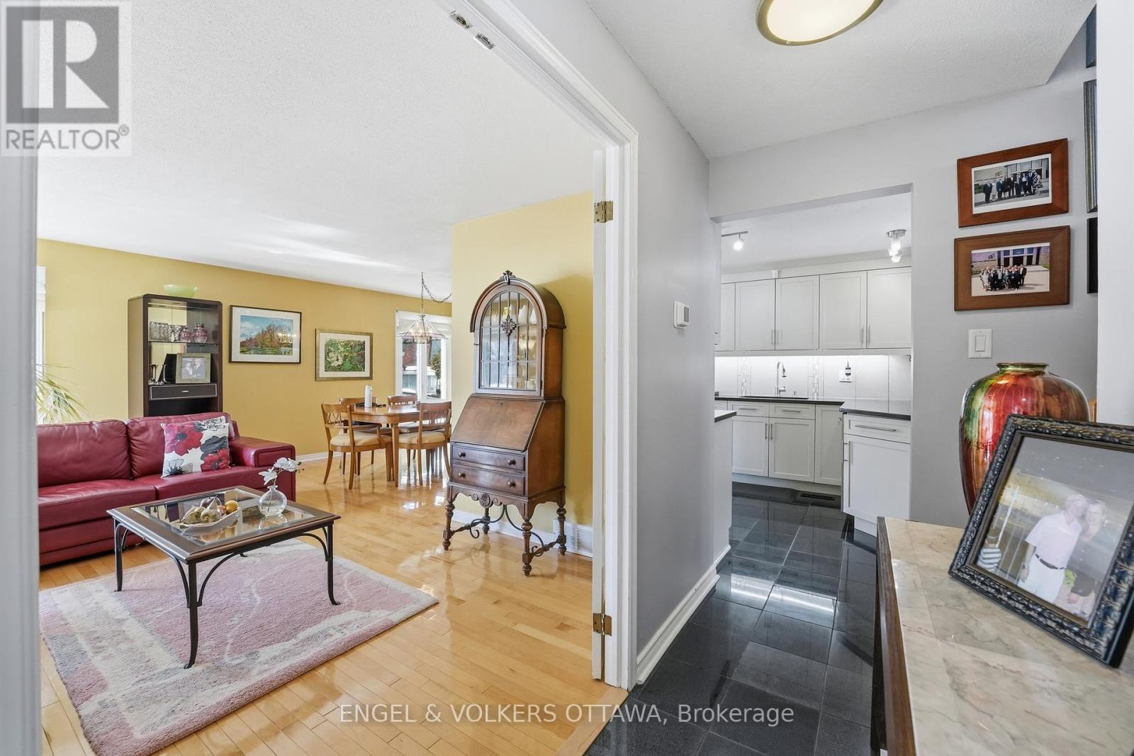 113 Benlea Drive, Ottawa, Ontario  K2G 3V3 - Photo 7 - X12924408