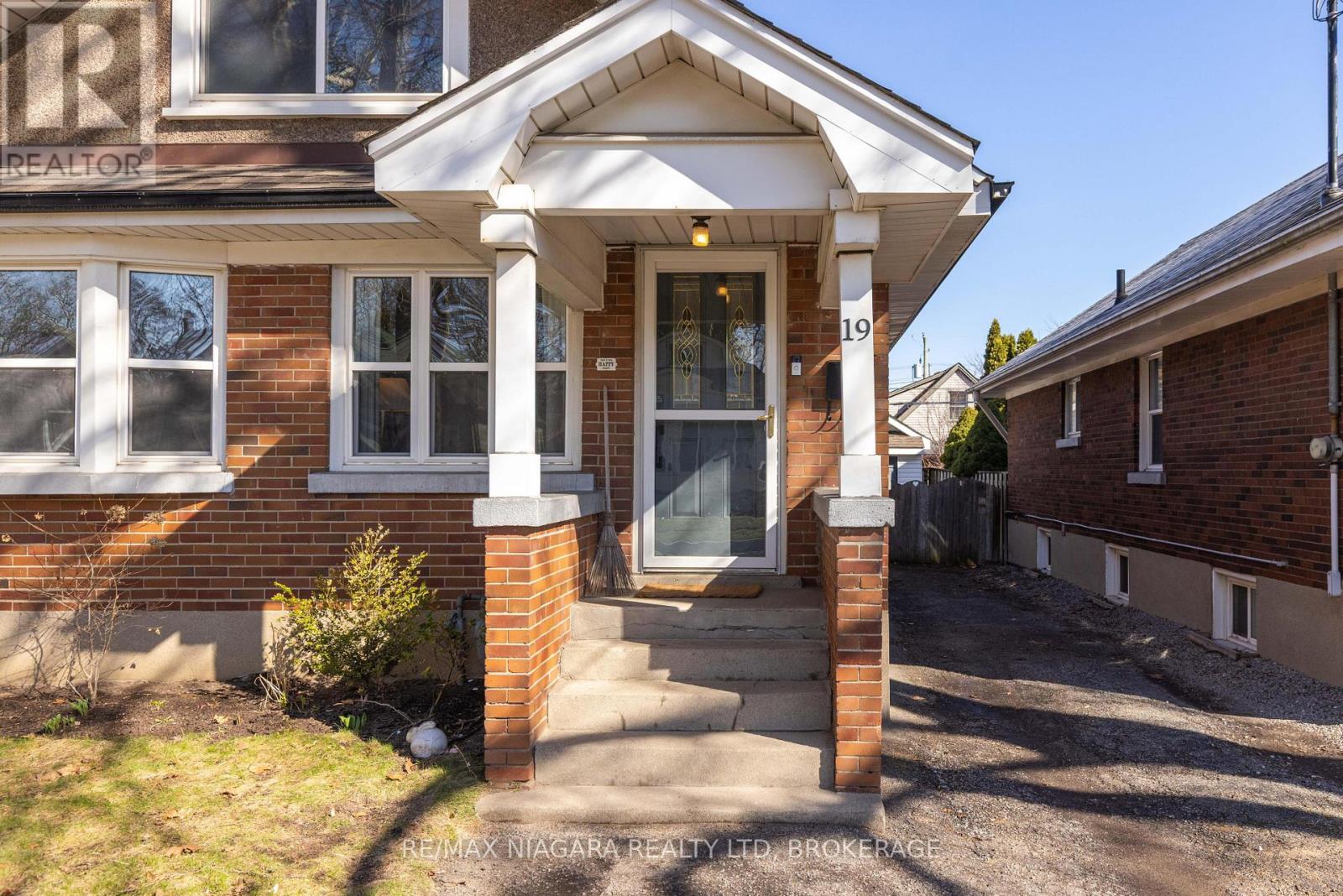 19 Linden Street, St. Catharines, Ontario  L2R 1H4 - Photo 3 - X12924184