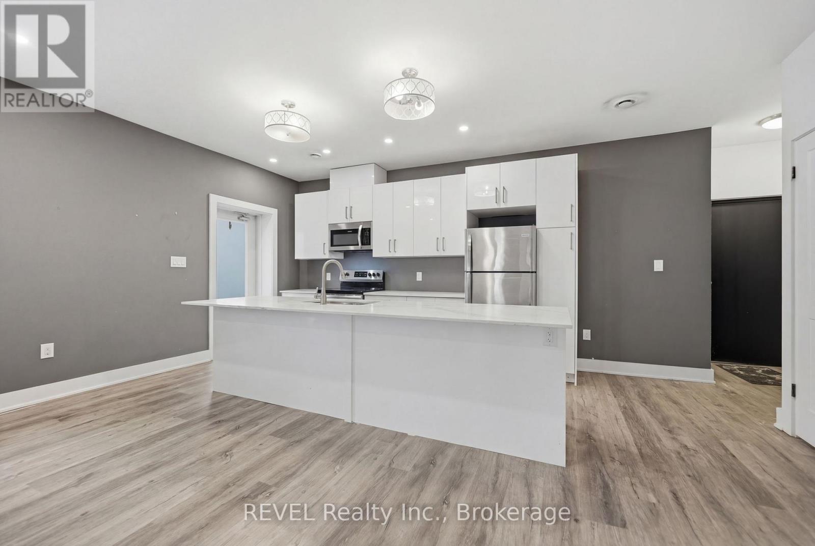 2 - 14 Front Street N, Thorold, Ontario  L2V 1X4 - Photo 2 - X12924258