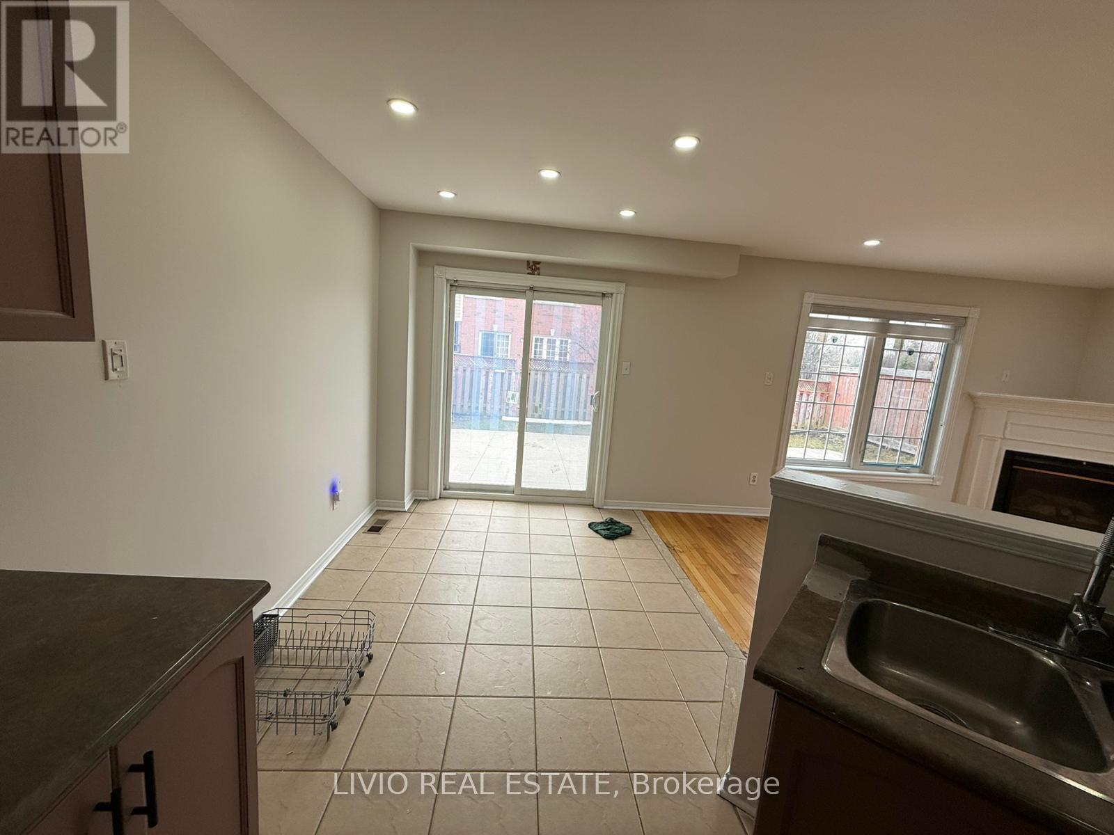 55 Peachleaf Crescent, Brampton, Ontario  L7A 2B4 - Photo 8 - W12790846