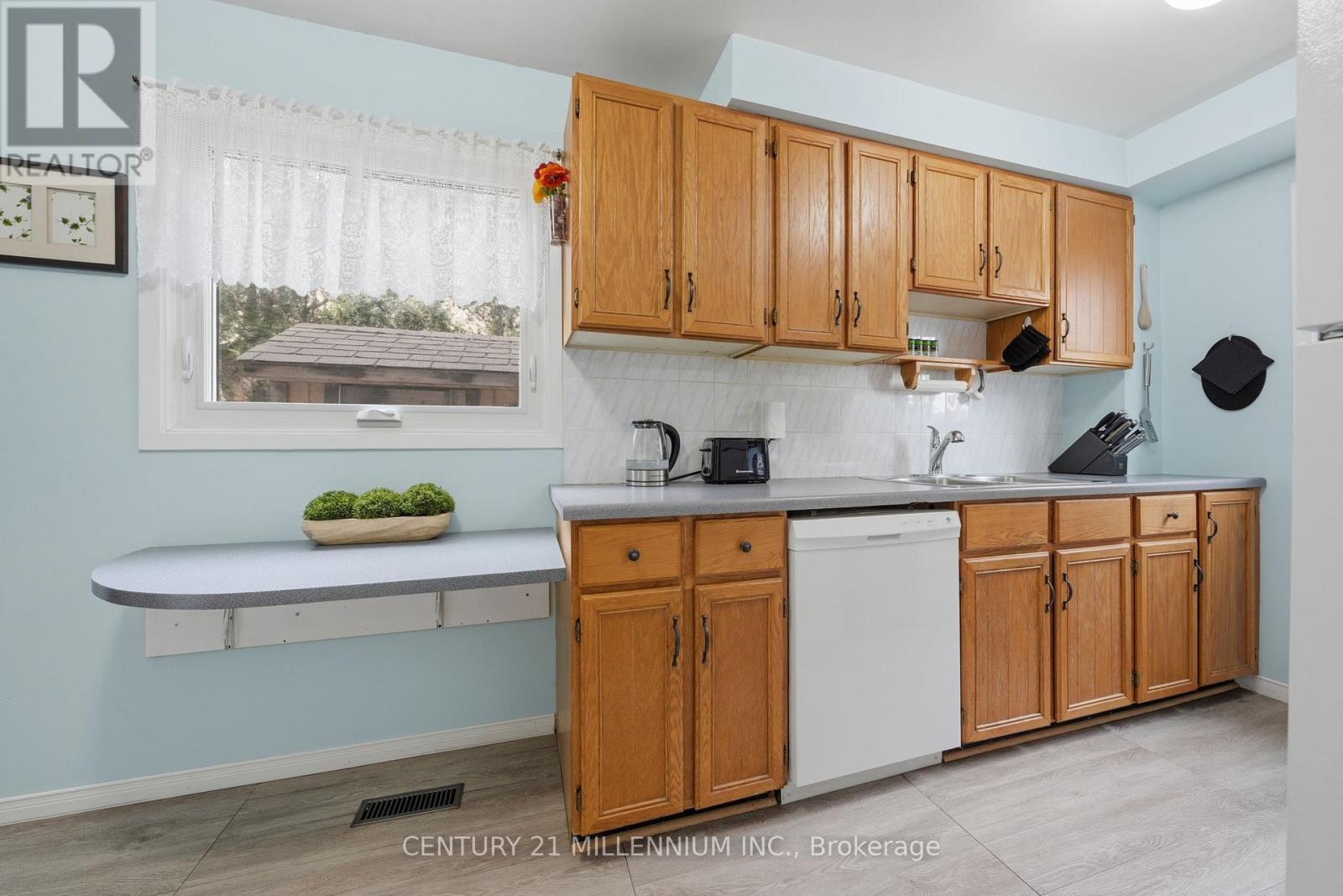 59 Dumfries Avenue, Brampton, Ontario  L6Z 2Y3 - Photo 9 - W12924086