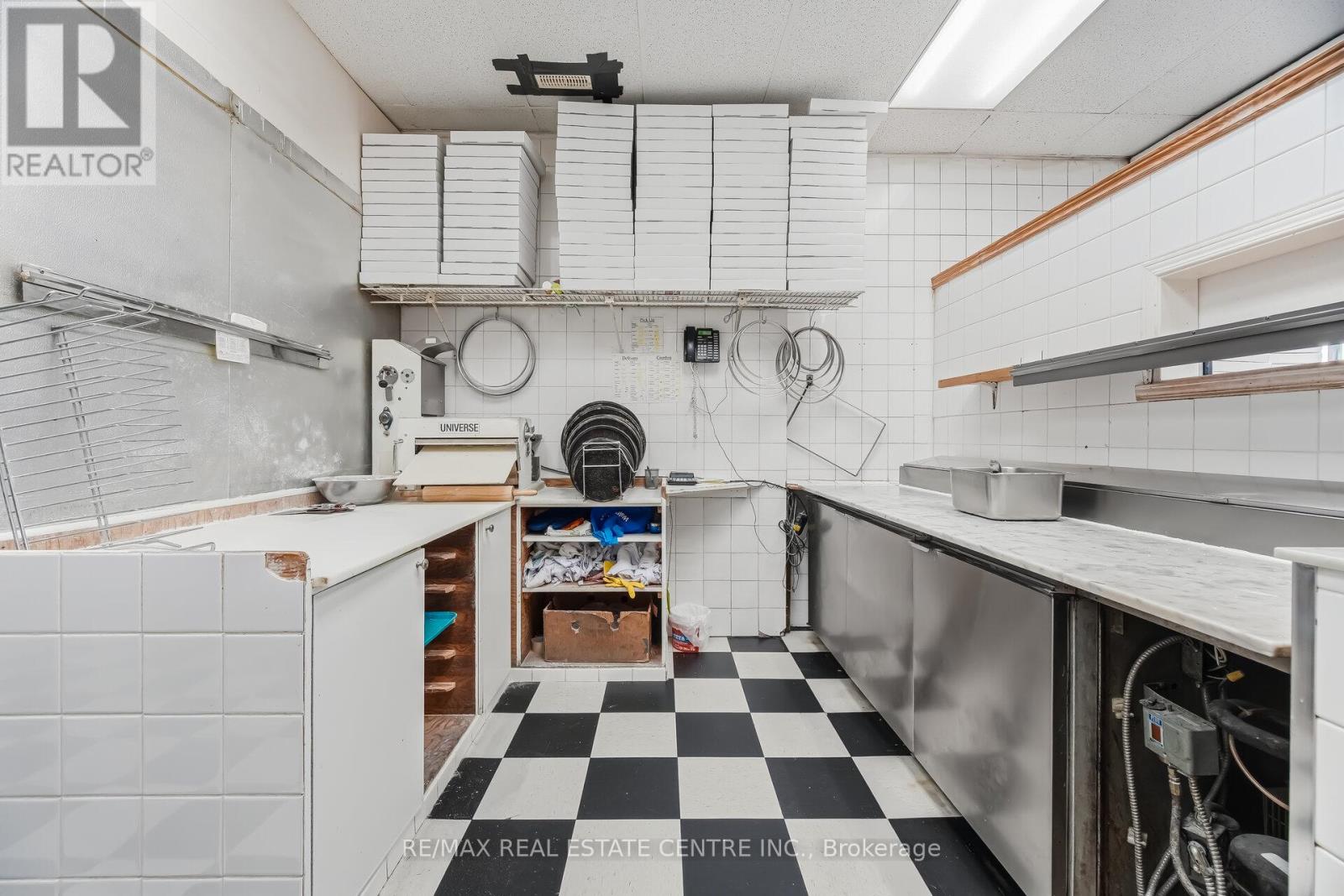 5291 Lakeshore Road, Burlington, Ontario  L7L 1C7 - Photo 18 - W12924108