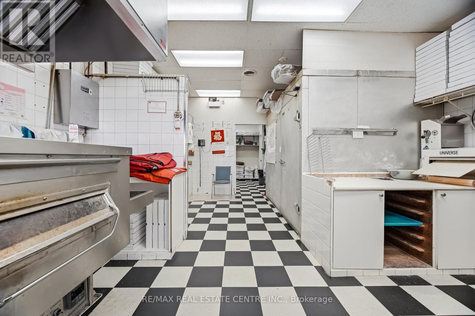 5291 Lakeshore Road, Burlington, Ontario  L7L 1C7 - Photo 22 - W12924108