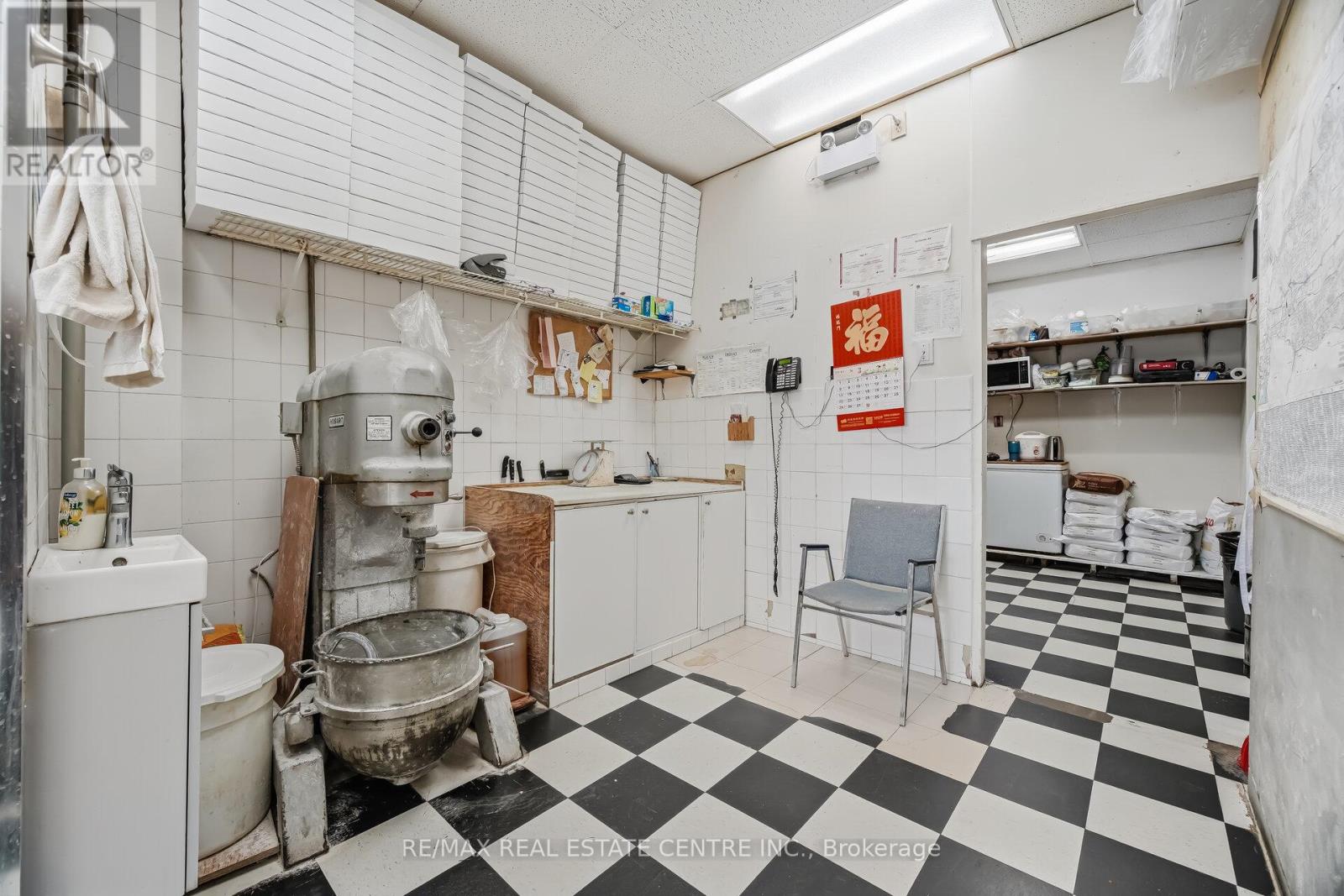 5291 Lakeshore Road, Burlington, Ontario  L7L 1C7 - Photo 24 - W12924108