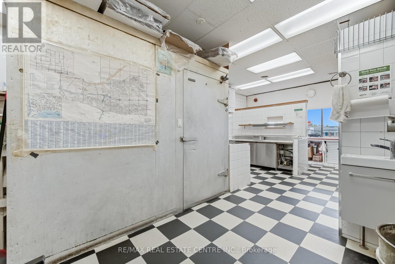 5291 Lakeshore Road, Burlington, Ontario  L7L 1C7 - Photo 25 - W12924108