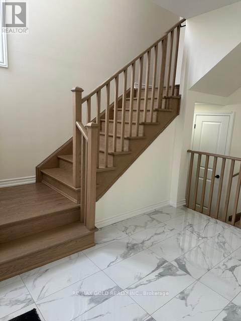 75 Arnold Circle, Brampton, Ontario  L7A 0B8 - Photo 4 - W12924122