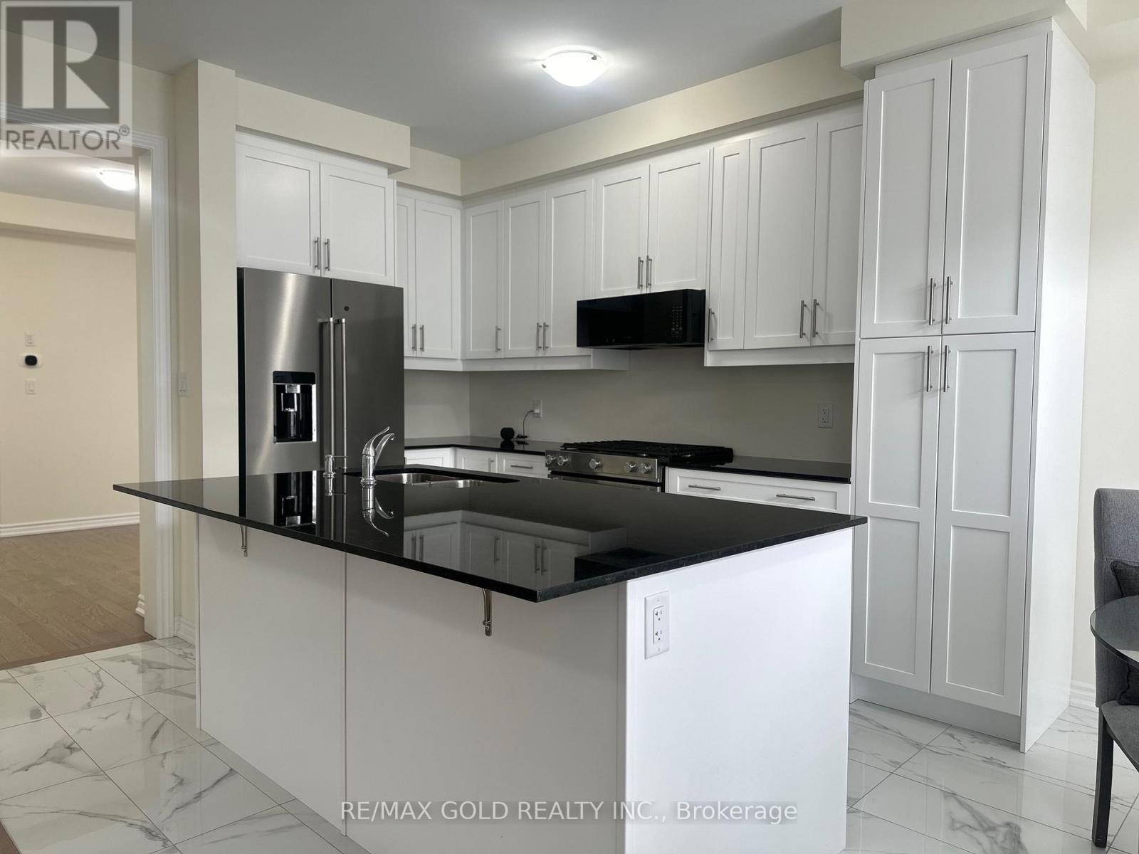 75 Arnold Circle, Brampton, Ontario  L7A 0B8 - Photo 7 - W12924122