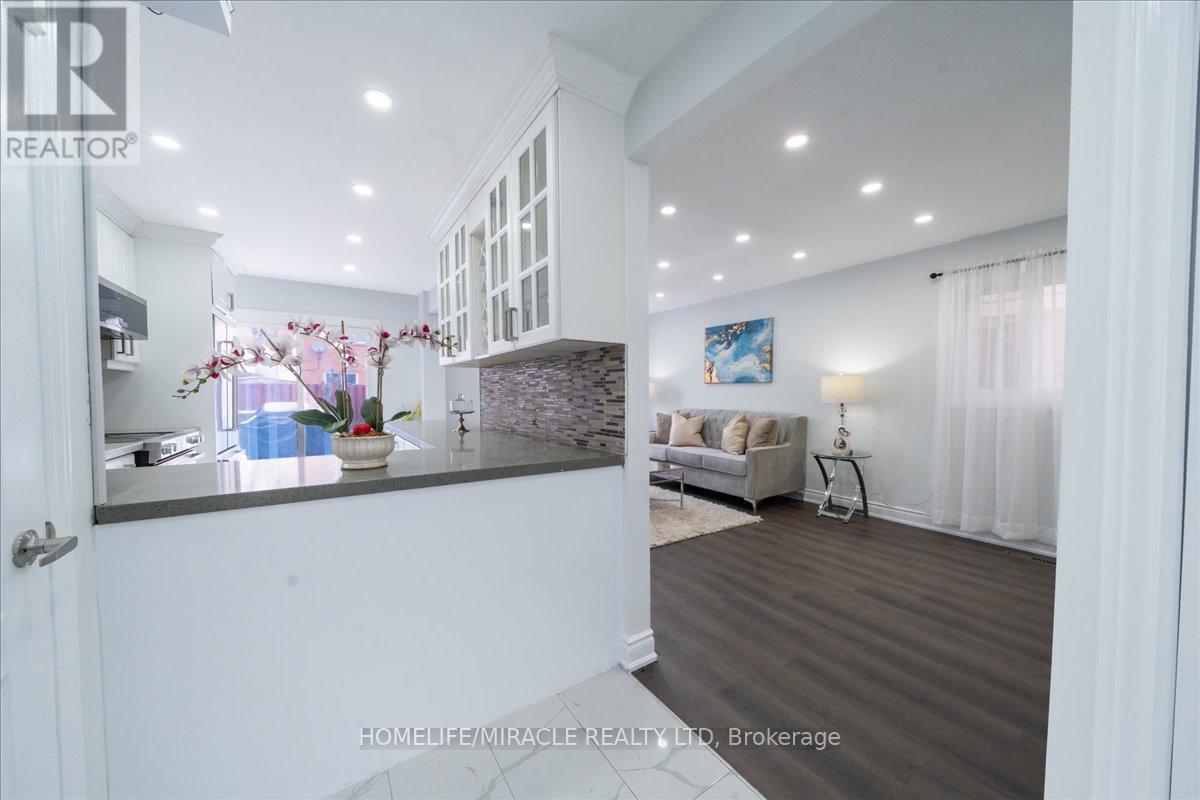 47 Martindale Crescent, Brampton, Ontario  L6X 2V7 - Photo 7 - W12924140